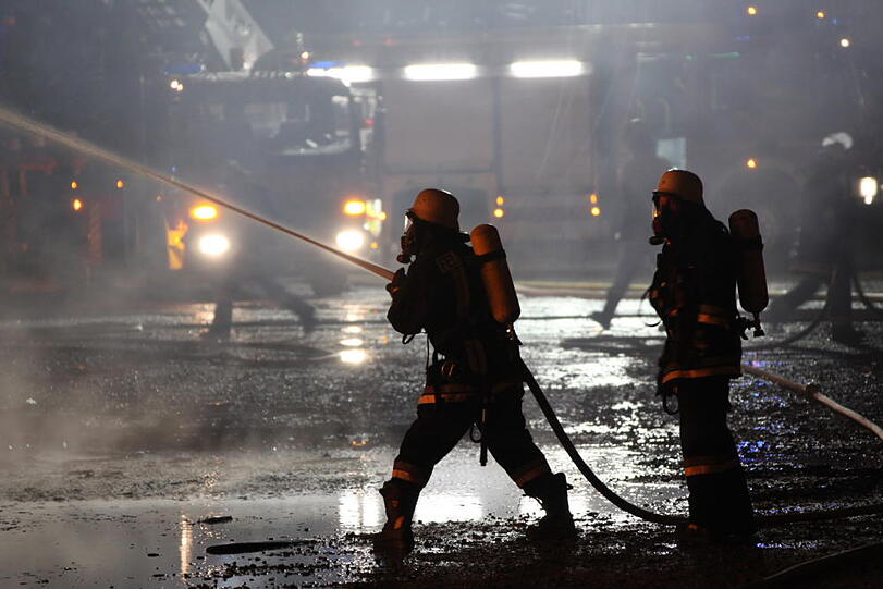 Spektakuläre Bilder: In Gangkofen (Landkreis Rottal-Inn) ist eine Lagerhalle durch ein Feuer vollständig zerstört worden. Die Feuerwehr kämpfte gegen die Flammen.