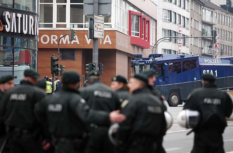 Demos von Extremisten in Wuppertal - die Bilder.