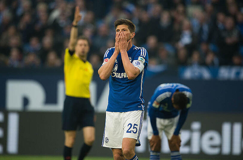 Schalke-Stürmer Klaas-Jan Huntelaar nach seinem vergebenen Elfmeter gegen Leverkusen.