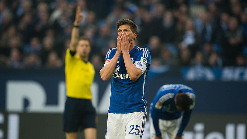 Schalke-Stürmer Klaas-Jan Huntelaar nach seinem vergebenen Elfmeter gegen Leverkusen. Schalke-Stürmer Klaas-Jan Huntelaar nach seinem vergebenen Elfmeter gegen Leverkusen.