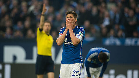 Schalke-Stürmer Klaas-Jan Huntelaar nach seinem vergebenen Elfmeter gegen Leverkusen.