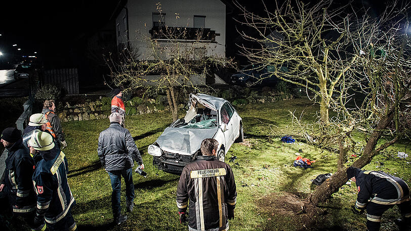 Zwei Brüder kamen bei einem Autounfall in der Oberpfalz ums Leben. Die Bilder.