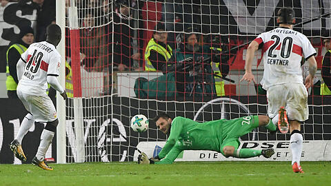 DER Moment des Spiels: Sven Ulreich hält in der Schlussminute den Elfmeter von Stuttgarts Chadrac Akolo (links).