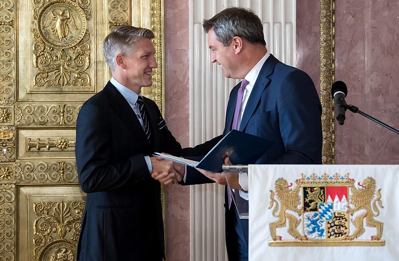 Einmal Weltmeister, einmal Champions-League-Sieger, achtmal deutscher Meister, siebenmal DFB-Pokalsieger und neuerdings stolzer Träger des Bayerischen Verdienstordens: Bastian Schweinsteiger. Die Bilder der Verleihung.