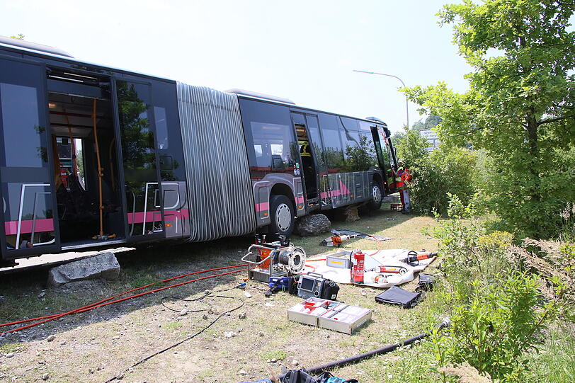 Bei einem Unfall zwischen einem Schulbus und einem Lkw in Neuötting wurden zahlreiche Personen verletzt.