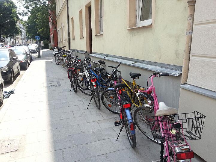 17 Radl an der Zahl stehen hier an einer Hauswand.