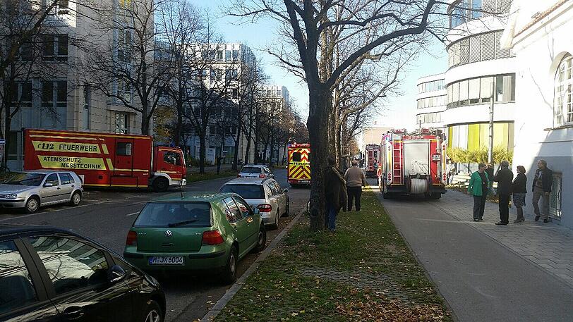 Falscher Feueralarm im ADAC-Gebäude: Die Feuerwehr rückte mit zwei Löschzügen an und konnte schnell Entwarnung geben.