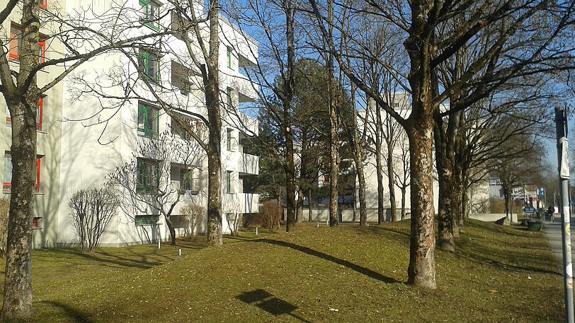 In einem dieser Wohnblöcke an der Guardinistraße ging der 46-Jährige auf seine Freundin los.
