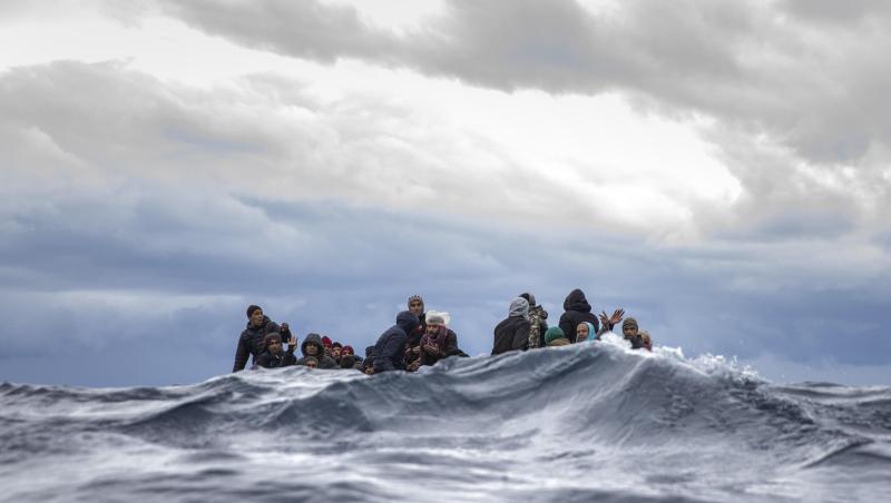 Männer aus Marokko und Bangladesch in einem überfüllten Holzboot vor der Küste von Libyen. Männer aus Marokko und Bangladesch in einem überfüllten Holzboot vor der Küste von Libyen.