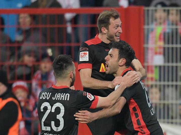 Regensburgs Spieler bejubeln das 1:2 durch Hamadi Al Ghaddioui (r.). Foto: Jörg Carstensen