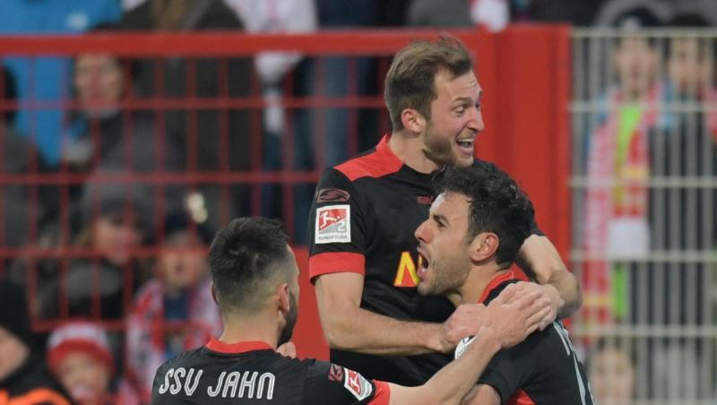 Regensburgs Spieler bejubeln das 1:2 durch Hamadi Al Ghaddioui (r.). Foto: Jörg Carstensen Regensburgs Spieler bejubeln das 1:2 durch Hamadi Al Ghaddioui (r.). Foto: Jörg Carstensen