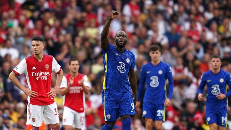 Chelsea-Neuzugang Romelu Lukaku (M) traf schon nach 15 Minuten zur Führung.