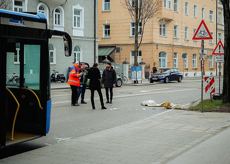 Offenbar hat es einen Streit gegeben, der am Ende mit dem Auto ausgetragen wurde. Offenbar hat es einen Streit gegeben, der am Ende mit dem Auto ausgetragen wurde.