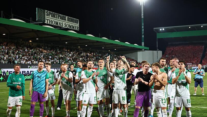 Die F&uuml;rther Spieler feierten den Erfolg in der Relegation.