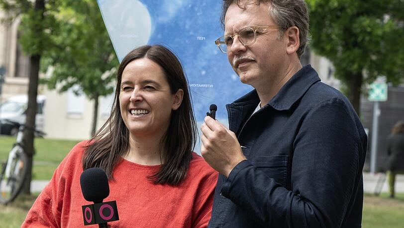Julia Weigl und Christoph Gröner vor dem neuen, zweiten Festivalzentrum, der Hochschule für Fernsehen und Film. Julia Weigl studierte an der LMU München Literaturwissenschaften, an der HFF und der Bayerischen Theaterakademie Theater-, Film- und Fernsehkritik. Von 2019 bis 2023 kuratierte sie das internationale Filmprogramm des Filmfests München. Seit 2023 ist sie künstlerische Leiterin. Christoph Gröner studierte in München, Venedig und Salamanca. Seit 2008 war er Programmer beim Filmfest München. Seit 2023 ist er Festivaldirektor und Geschäftsführer. Julia Weigl und Christoph Gröner vor dem neuen, zweiten Festivalzentrum, der Hochschule für Fernsehen und Film. Julia Weigl studierte an der LMU München Literaturwissenschaften, an der HFF und der Bayerischen Theaterakademie Theater-, Film- und Fernsehkritik. Von 2019 bis 2023 kuratierte sie das internationale Filmprogramm des Filmfests München. Seit 2023 ist sie künstlerische Leiterin. Christoph Gröner studierte in München, Venedig und Salamanca. Seit 2008 war er Programmer beim Filmfest München. Seit 2023 ist er Festivaldirektor und Geschäftsführer.
