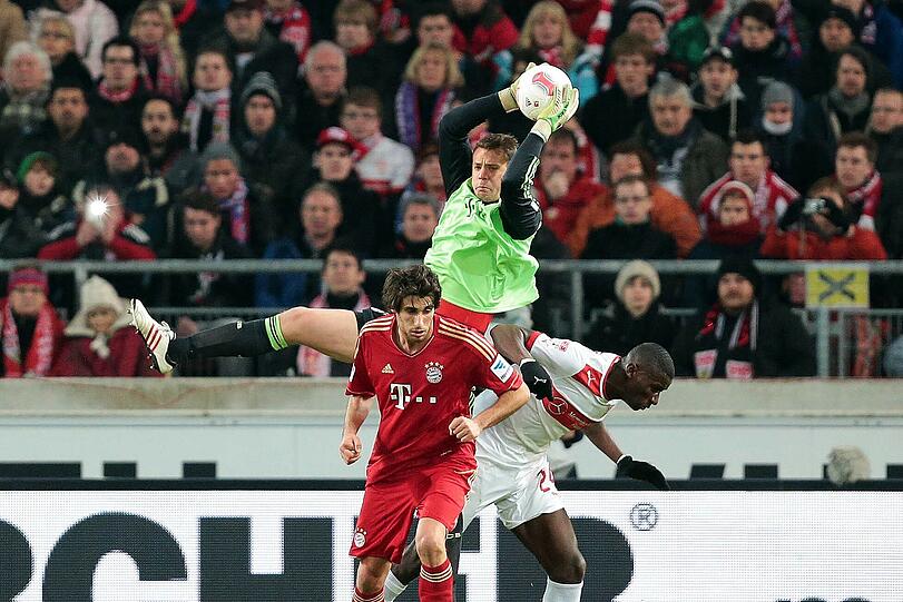 MANUEL NEUER NOTE 3
Hat einen neuen Freund: Den Innenpfosten, der Harniks Kopfball in seine Beine abprallen ließ. Da stand der Keeper nicht gut, wirkte passiv (34.) - Glück! Dennoch: Wieder zu Null. Die &bdquo;7&ldquo; (Gegentore) steht.