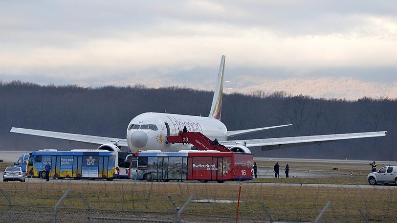 Das Sondereinsatzkommando der Polizei evakuiert die Boeing 767: Die Maschine der Ethiopian Airlines war entführt worden und landete außerplanmäßig in Genf.