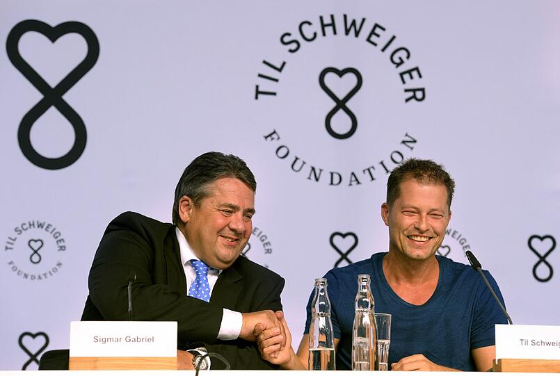 Spätestens seit ihrem gemeinsamen Facebook-Bild weiß man von der Zusammenarbeit zwischen Bundeswirtschaftsminister Sigmar Gabriel (SPD, l.) und Til Schweiger (r.).