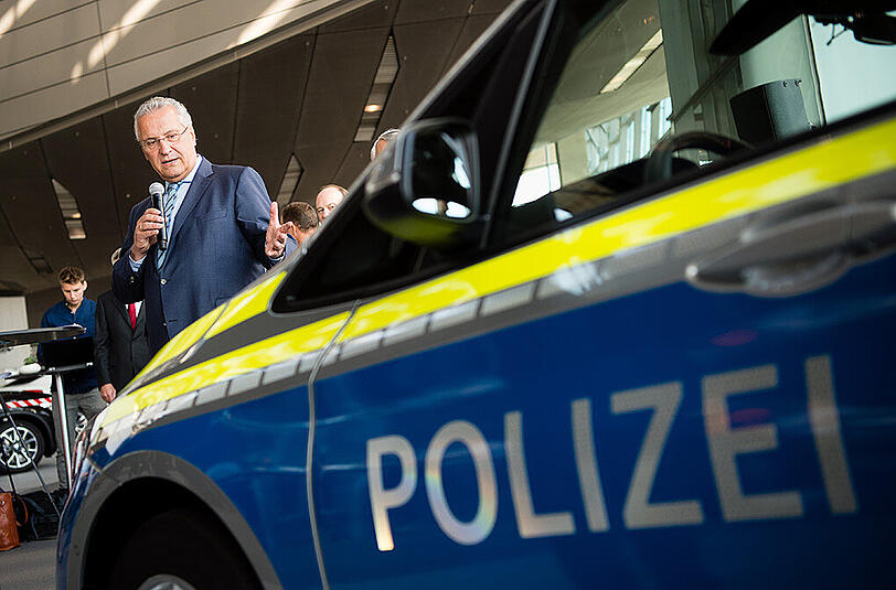 Der bayerische Innenminister Joachim Herrmann (CSU) bei der Präsentation der neuen Polizeifahrzeuge.