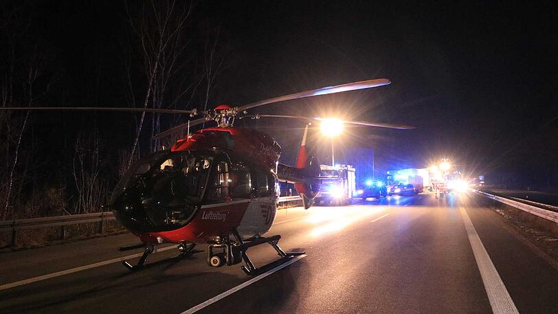 Er starb an der Unfallstelle. Zwei weitere Menschen wurden schwer verletzt.