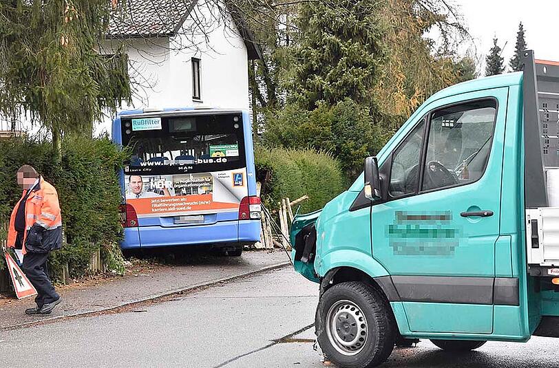 Die Bilder vom Verkehrsunfall in Waldtrudering: Ein Transporter kolldierte mit einem Linienbus, der nach dem Zusammenstoß in einem Vorgarten zum Stehen kam.