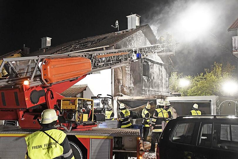 Das Feuer griff von der Garage auf das angrenzende Wohnhaus über.