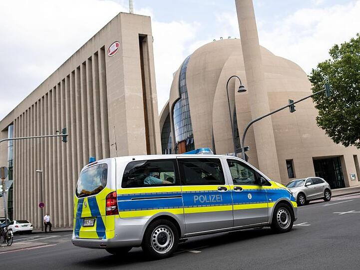 Polizeiwagen vor der Kölner Zentralmoschee.