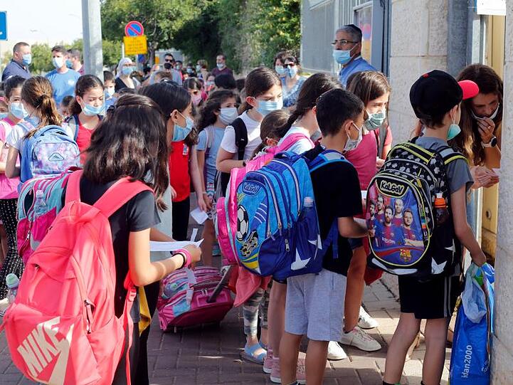 Schülerinnen und Schüler stehen Mitte Mai vor einer Schule in Modi'in.
