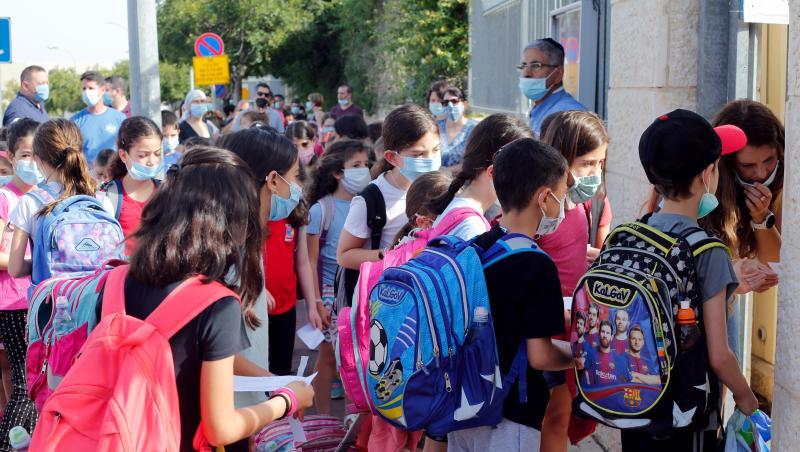 Schülerinnen und Schüler stehen Mitte Mai vor einer Schule in Modi'in. Schülerinnen und Schüler stehen Mitte Mai vor einer Schule in Modi'in.