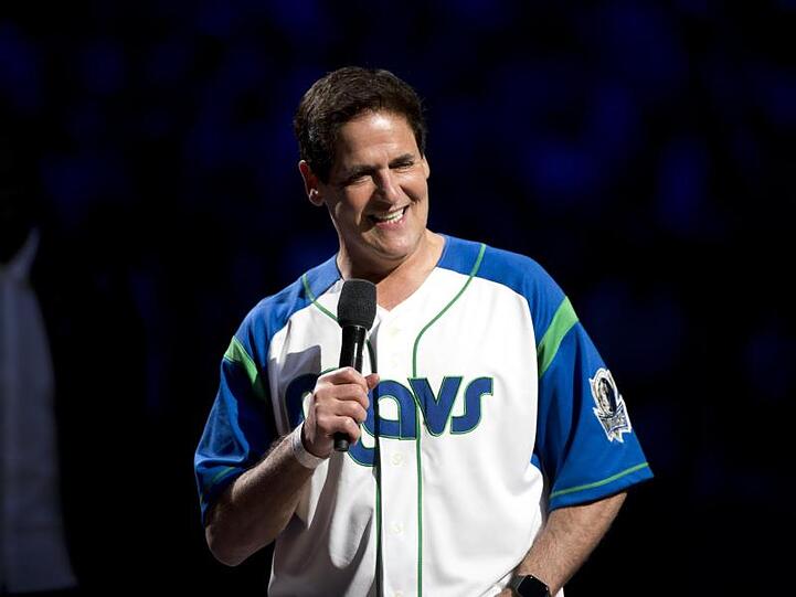 Marc Cuban (r), Besitzer der Dallas Mavericks, bedankt sich bei Nowitzki nach dessen letztem Heimspiel.