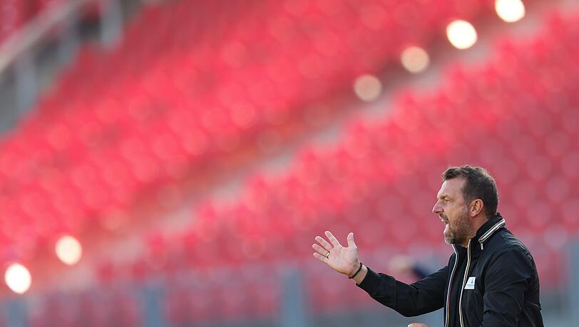 Der Nürnberger Trainer Markus Weinzierl gestikuliert am Spielfeldrand.