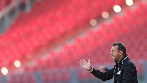 Der Nürnberger Trainer Markus Weinzierl gestikuliert am Spielfeldrand.