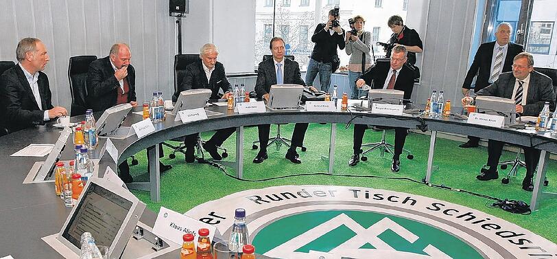 Dem Bayern-Manager schmeckt&rsquo;s: Uli Hoeneß mit Schalke-Manager Andreas Müller (l.), Leverkusens Sportdirektor Rudi Voller, Ex-Schiedsrichter Hellmut Krug und DFL-Geschäftsführer Holger Hieronymus.