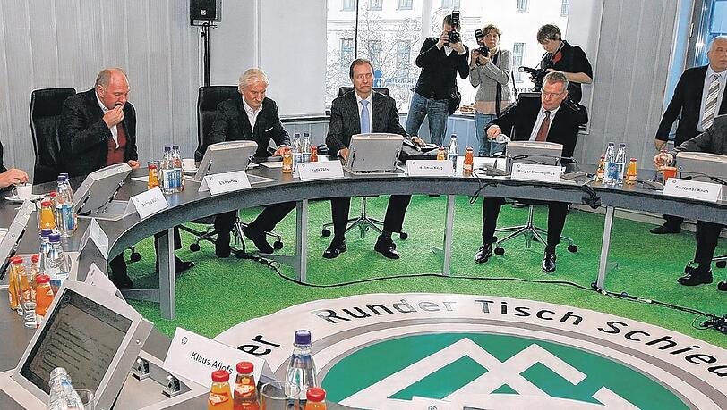 Dem Bayern-Manager schmeckt’s: Uli Hoeneß mit Schalke-Manager Andreas Müller (l.), Leverkusens Sportdirektor Rudi Voller, Ex-Schiedsrichter Hellmut Krug und DFL-Geschäftsführer Holger Hieronymus. Dem Bayern-Manager schmeckt’s: Uli Hoeneß mit Schalke-Manager Andreas Müller (l.), Leverkusens Sportdirektor Rudi Voller, Ex-Schiedsrichter Hellmut Krug und DFL-Geschäftsführer Holger Hieronymus.