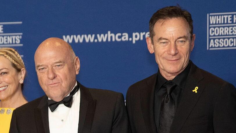 Weniger Hollywood-Prominenz als in Vorjahren: "Breaking Bad"-Star Dean Norris (l.) und der aus "The White Lotus" bekannte Jason Isaacs beim White House Correspondents Dinner.