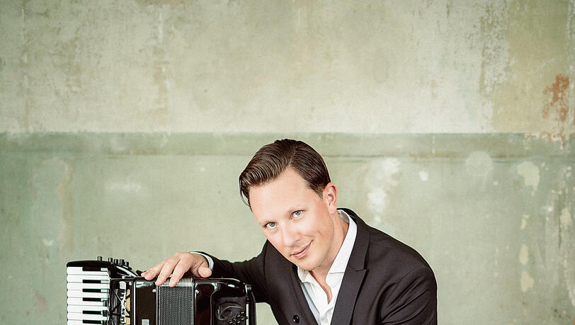 Der Akkordeonist Martynas Levickis spielt im „Tiroler Konzert“.