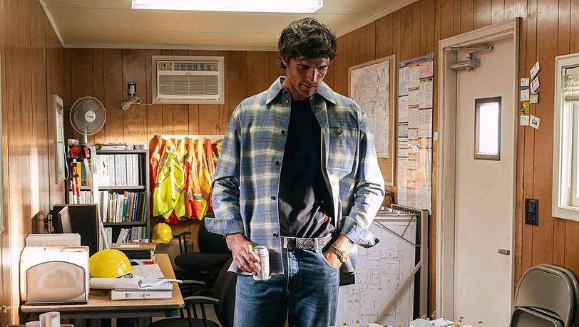 Jacob Elordi tr&auml;gt in "Euphoria" ein "Flanellhemd" aus Leder vom Modehaus Bottega Veneta.