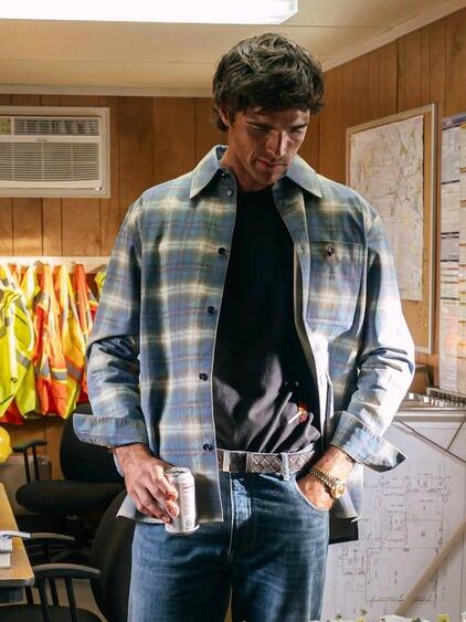 Jacob Elordi tr&auml;gt in "Euphoria" ein "Flanellhemd" aus Leder vom Modehaus Bottega Veneta.