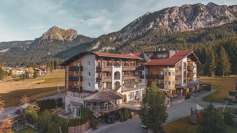 Das Vier-Sterne-Superior-Gourmethotel Sonnenhof im Tannheimer Tal liegt an einem Sonnenhang am F&uuml;ssener J&ouml;chle.