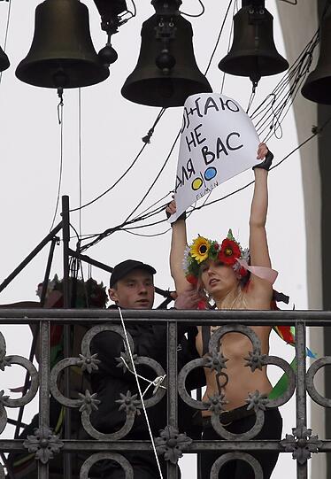 Sie haben es wieder getan - diesmal in Kiew: Nackte Aktivistinnen protestieren auf dem Turm der St. Sophia-Kathedrale und leuten die Glocke. Damit kritisieren sie ein neues Gesetz, dass Frauen in der Ukraine Abtreibung verbietet. Sie fordern das Recht, selbst über eine Schwangerschaft zu entscheiden. Die Bilder
