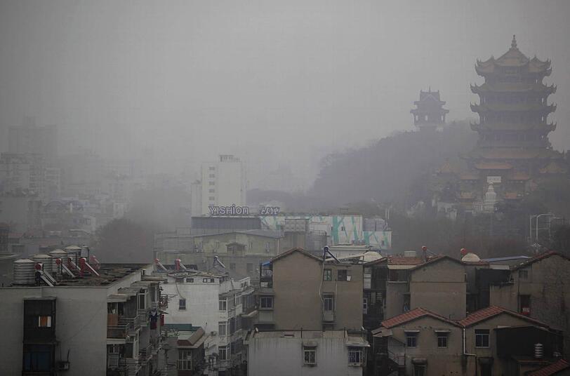 Blick auf die Stadt Wuhan in der Hubei-Provinz. Was aussieht wie dichter Nebel, ist in Wirklichkeit Gift-Luft und Feinstaub.