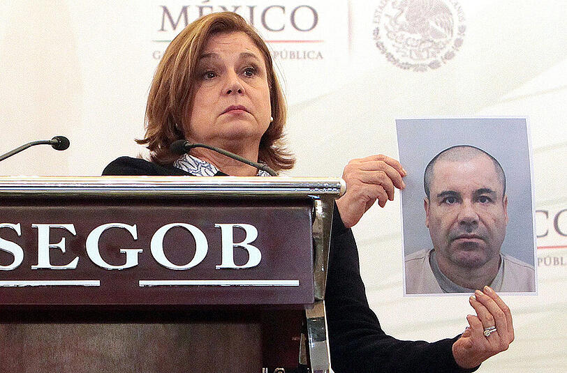 Auf einer Pressekonferenz zeigt Generalstaatsanwältin Arely Gómez ein Foto des entflohenen Drogenbosses Joaquín "El Chapo" Guzmán.