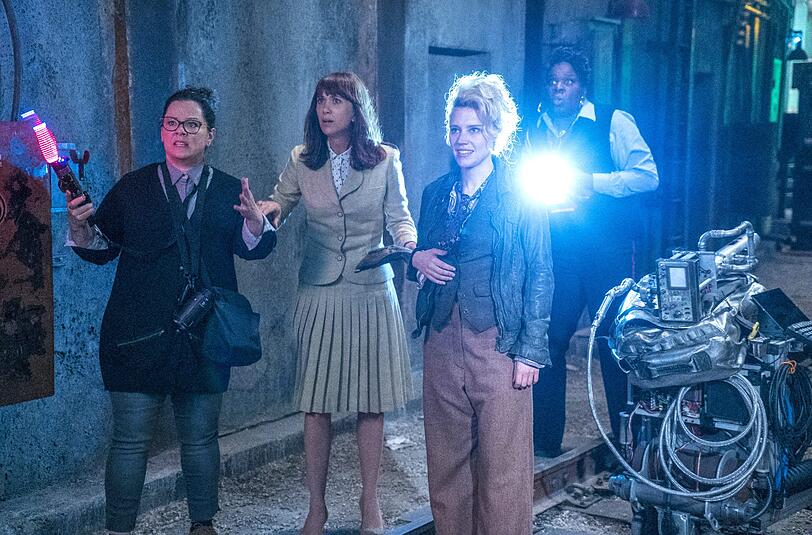 Die Geisterjägerinnen: Abby (Melissa McCarthy), Erin (Kristen Wiig), Holtzmann (Kate McKinnon) und Patty (Leslie Jones). Auch der grüne Geist Slimer ist wieder dabei &ndash; wie in allen drei Filmen. Foto: Sony Pictures/dpa