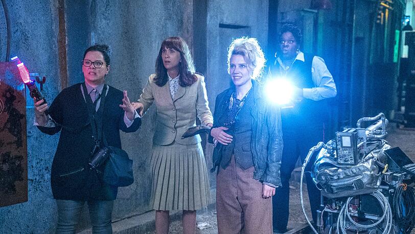 Die Geisterjägerinnen: Abby (Melissa McCarthy), Erin (Kristen Wiig), Holtzmann (Kate McKinnon) und Patty (Leslie Jones). Auch der grüne Geist Slimer ist wieder dabei – wie in allen drei Filmen. Foto: Sony Pictures/dpa Die Geisterjägerinnen: Abby (Melissa McCarthy), Erin (Kristen Wiig), Holtzmann (Kate McKinnon) und Patty (Leslie Jones). Auch der grüne Geist Slimer ist wieder dabei – wie in allen drei Filmen. Foto: Sony Pictures/dpa