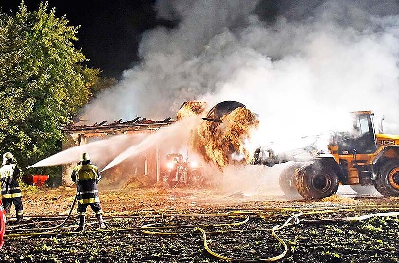 Der Brand einer Heuscheune stellte die Feuerwehren vor einige Probleme.