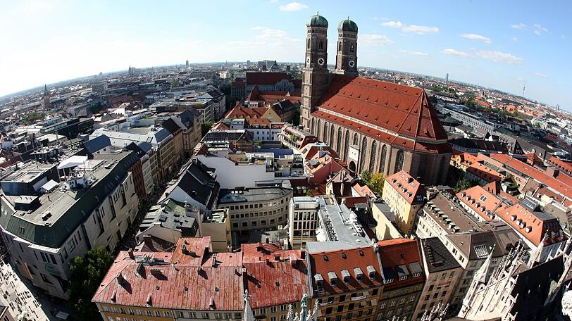 Die Türme der Frauenkirche ragen aus dem Stadtbild von München heraus. (Symbolbild)