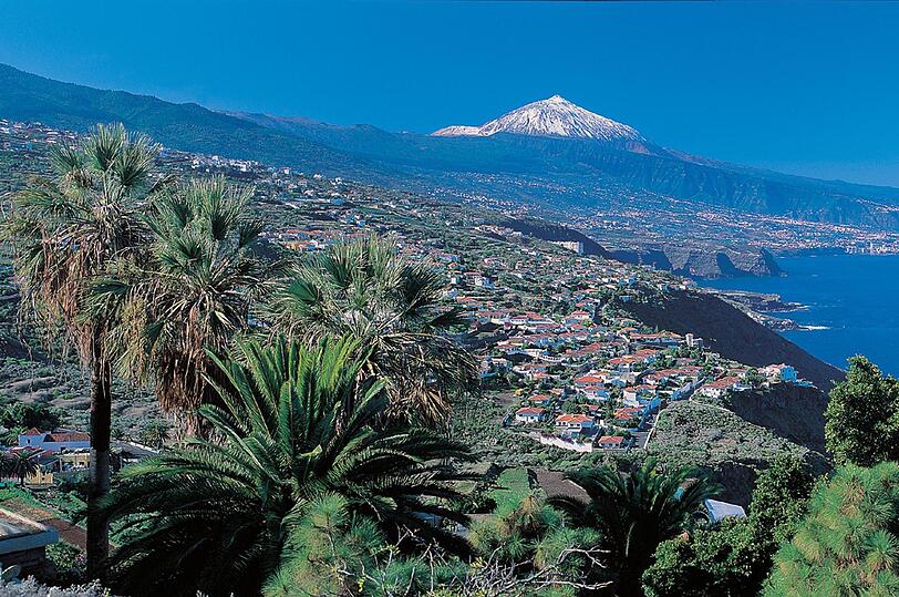 Teneriffa: Blick über das Orotava Tal auf den schneebedeckten Teide.