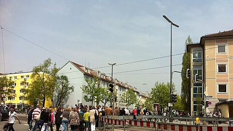 Unterhalb vom Nockherberg strömten die Besucher am 1. Mai in Scharen zur Auer Dult am Mariahilfplatz.