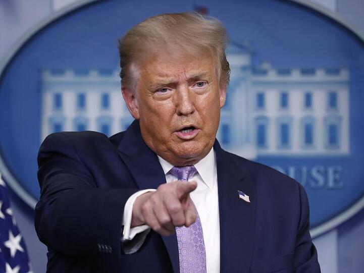 Trump hatte auf Twitter behauptet, bei der FDA erschwerten ihm feindlich gesinnte Beamte die Entwicklung von Corona-Medikamenten und Impfstoffen, damit es vor der Wahl am 3. November keine Erfolgsmeldung geben könne.