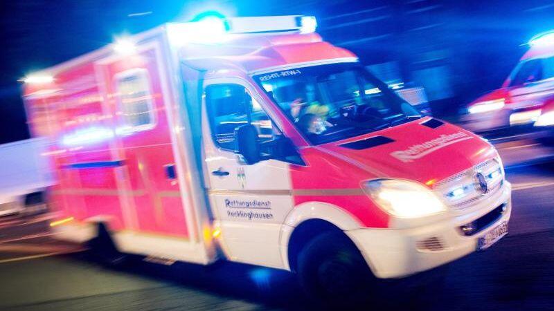 Ein Rettungswagen fährt mit Blaulicht durch eine Straße. Foto: Marcel Kusch/Archiv